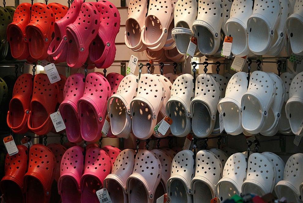 Crocs demanda a Walmart, Hobby Lobby y otros por supuestamente copiar sus icónicos zuecos