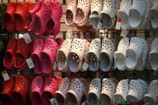 Crocs demanda a Walmart, Hobby Lobby y otros por supuestamente copiar sus icónicos zuecos