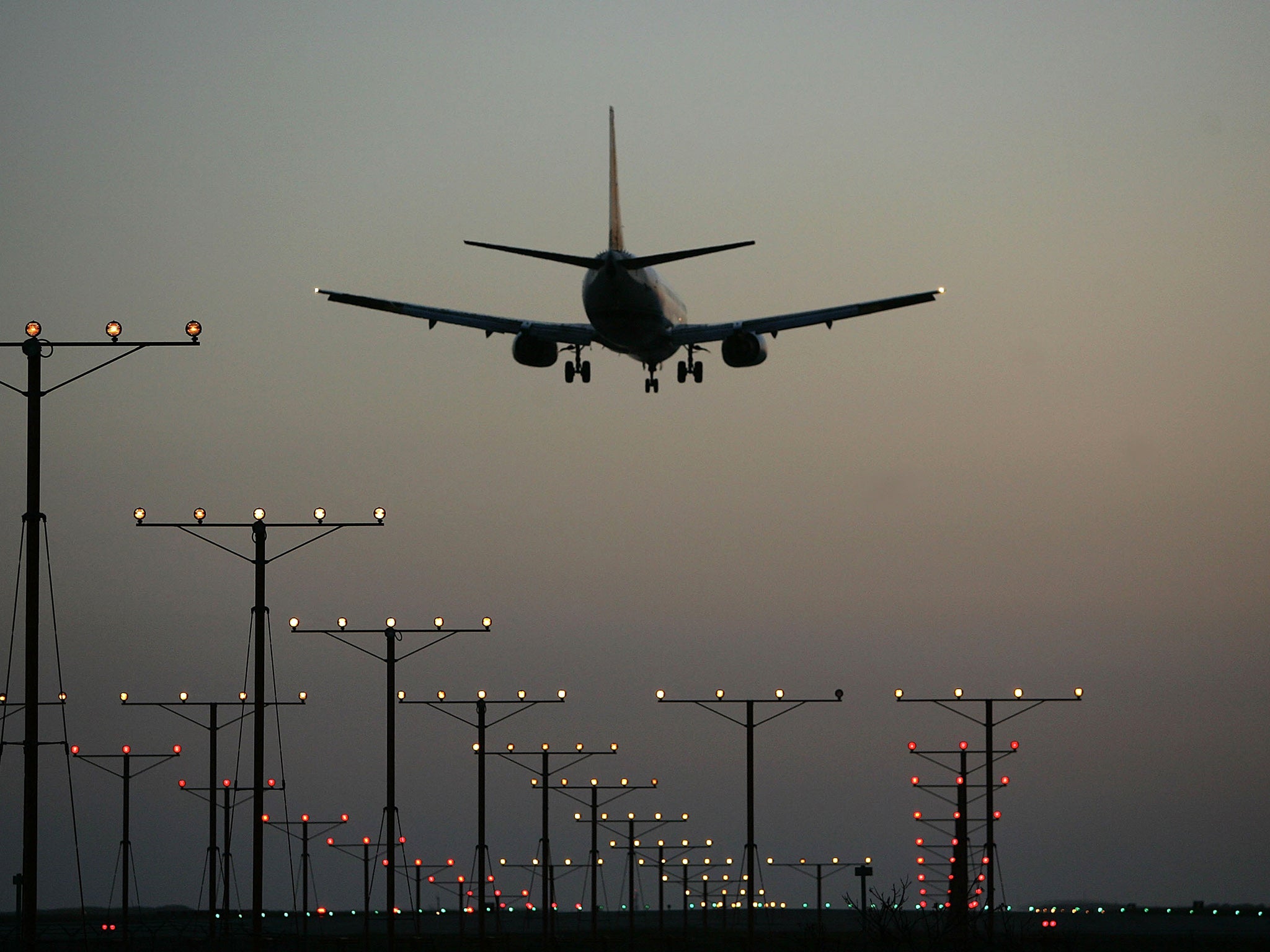Sospechoso bajo custodia después de desencadenar el cierre del aeropuerto de California