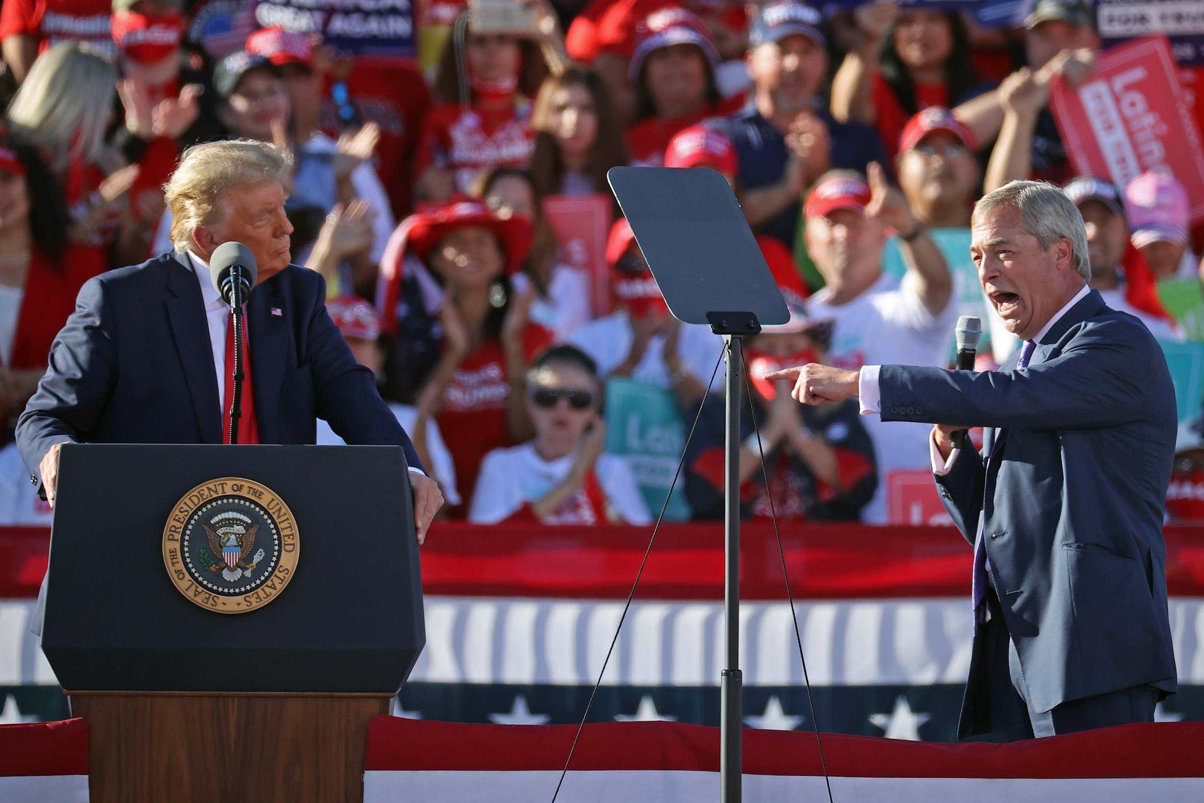 Nigel Farage comparte el escenario con Donald Trump en Phoenix, en octubre de 2020