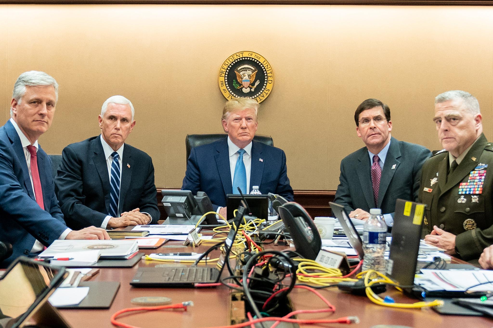 Donald Trump con Mike Pence, Robert O’Brien, Mark Esper y Mark Milley observando la redada que resultó en la muerte de Abu Bakr al-Baghdadi
