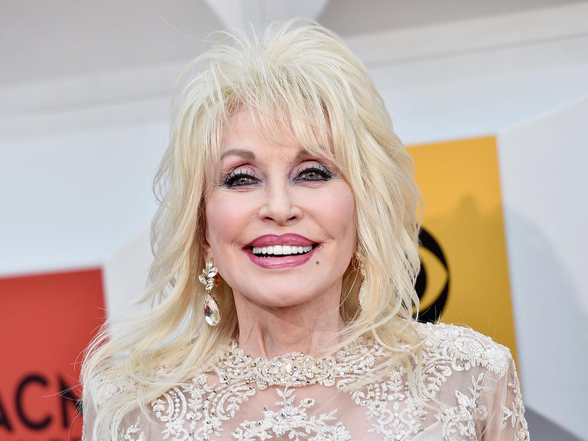 Dolly Parton lanzará su primera novela en 2022 y vendrá acompañada de un disco