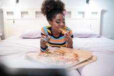 Comer en la cama podría afectar la relación con tu pareja: estudio 