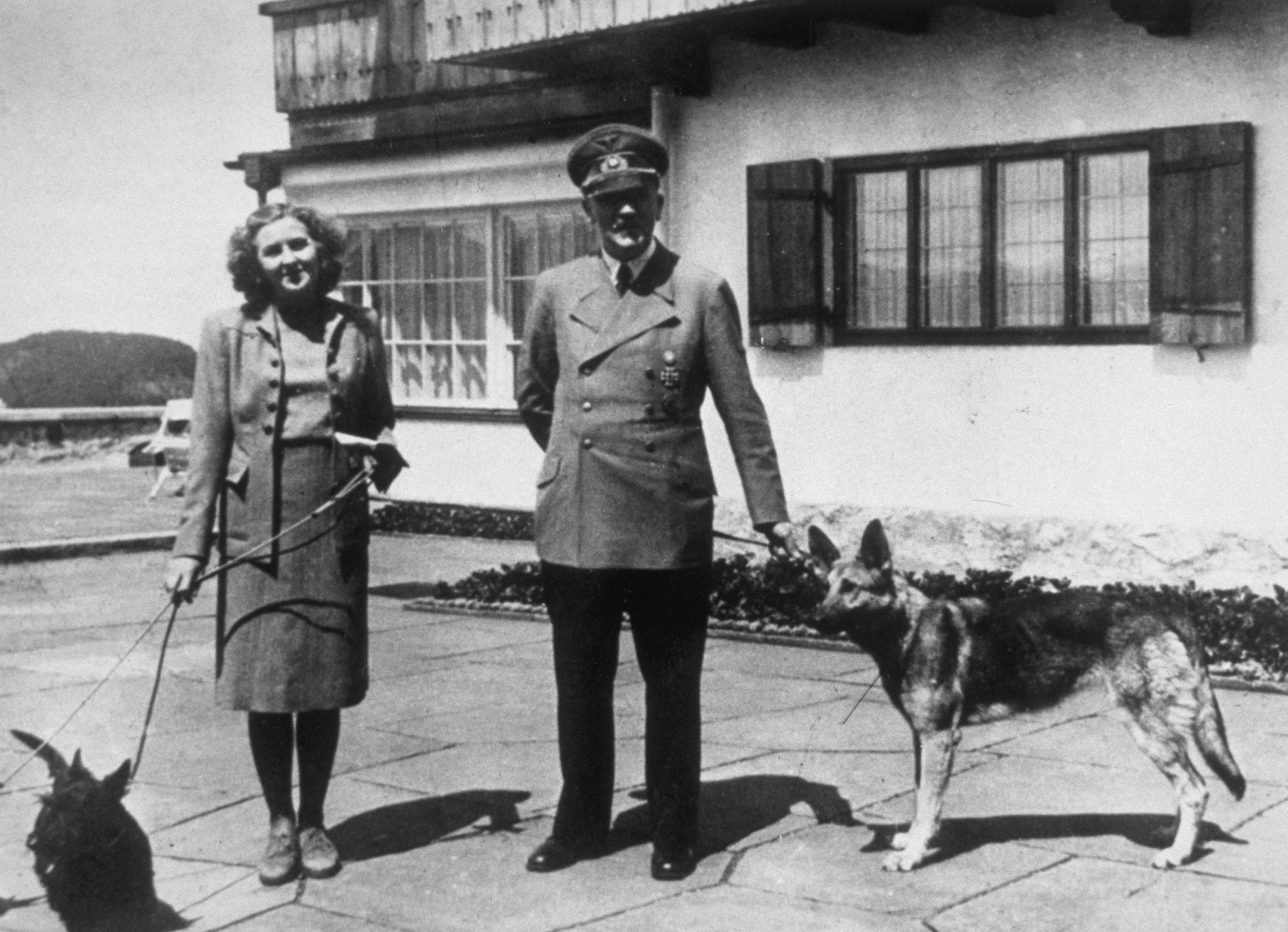 Hitler con su compañera Eva Braun y sus perros en Berchtesgaden, Alemania