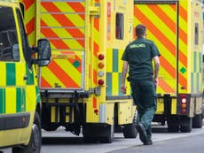 Hospitales activan medidas de emergencia, mientras los pacientes esperan 13 horas en las ambulancias