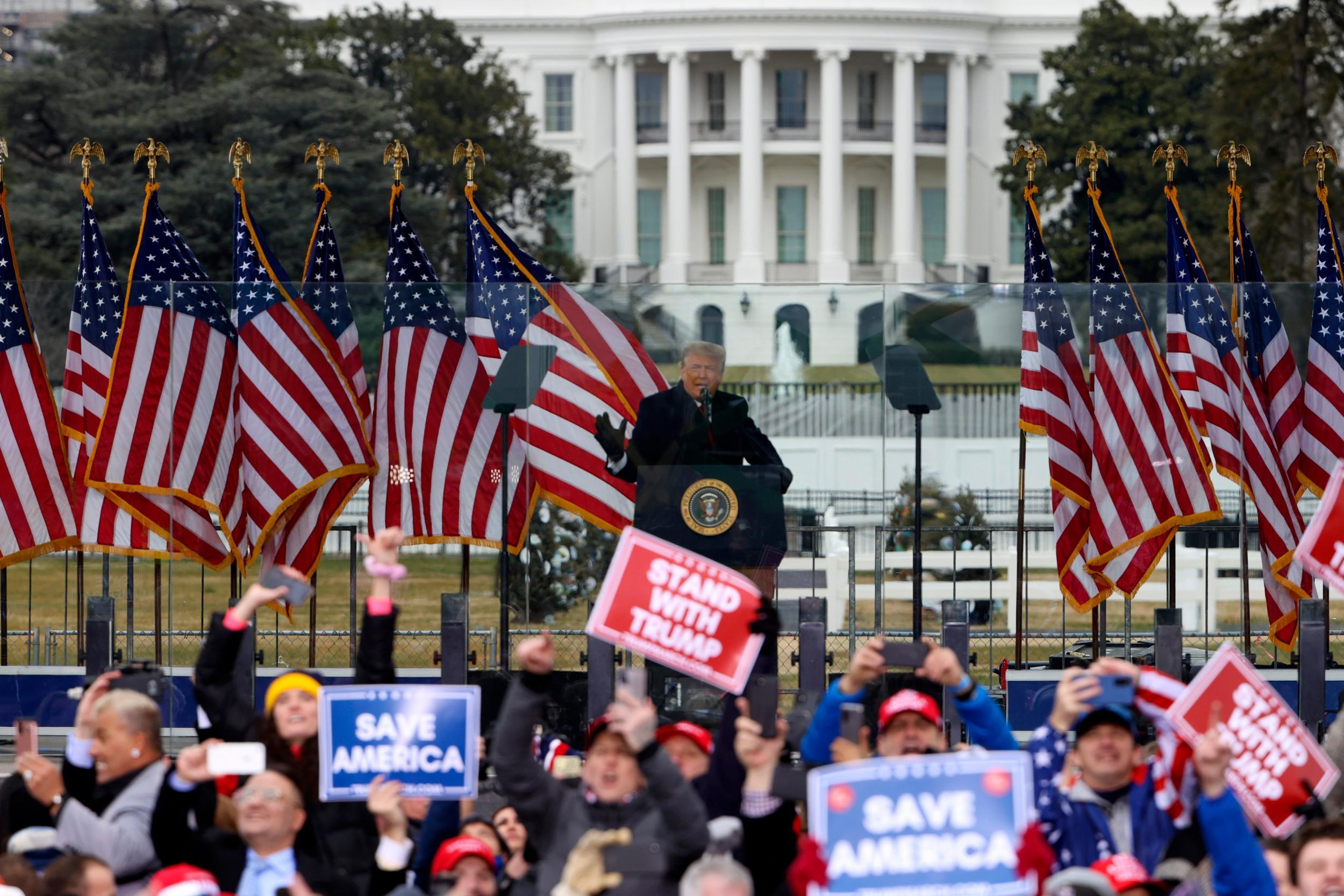 Donald Trump exhortó a sus seguidores a manifestarse en el Capitolio y 'luchar' por su país