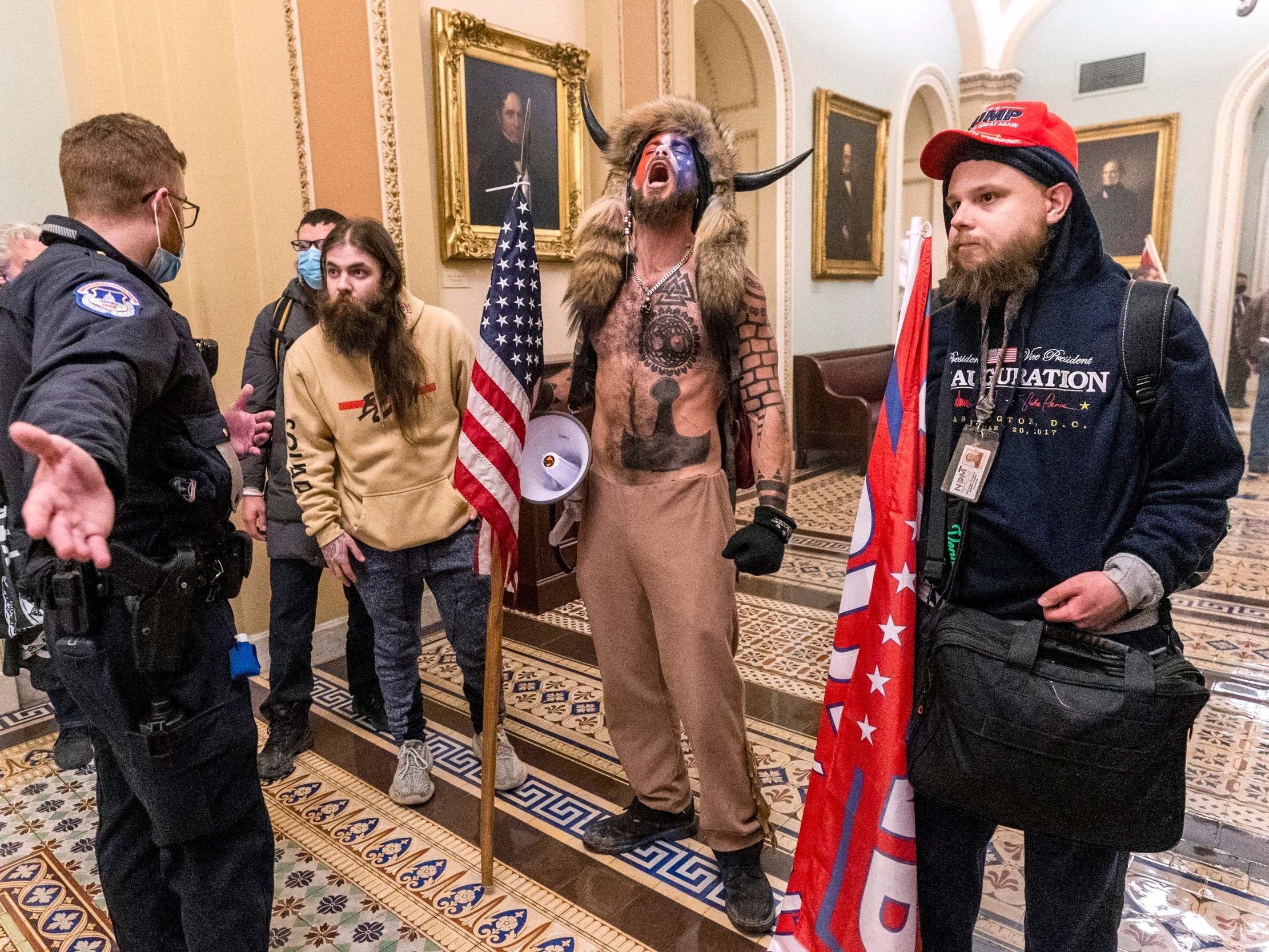 El abogado de QAnon Shaman lo defiende diciendo que Trump fue como su ‘primer amor’