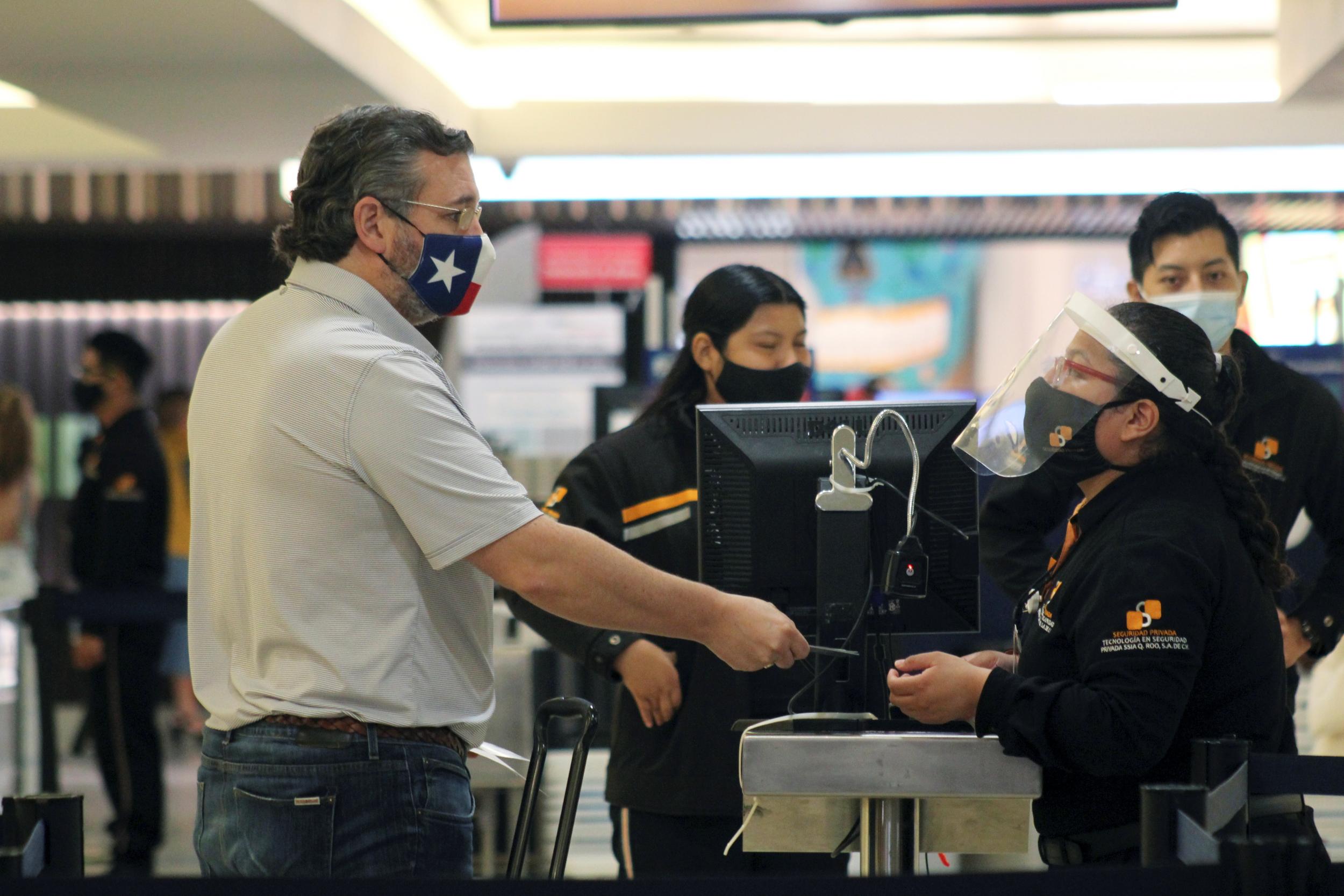 Se burlan de Ted Cruz por afirmar que el personal antivacunas lo abraza “cada vez” que sube a un avión