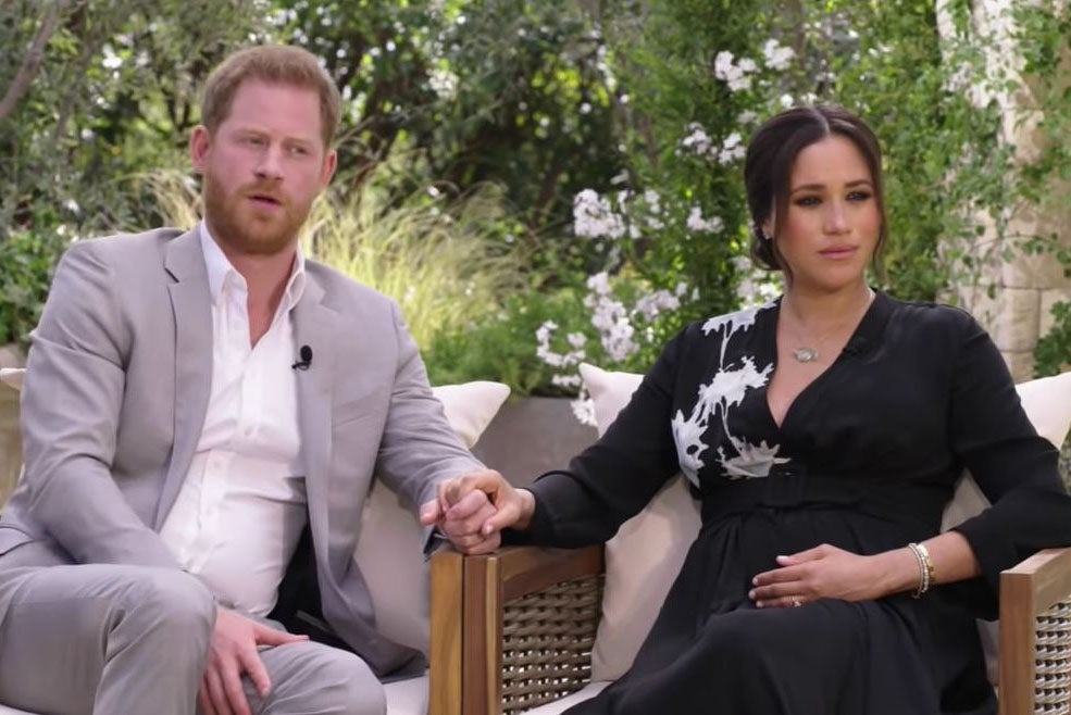 Harry y Meghan creen que la Reina Isabel no se ha responsabilizado por acusaciones de racismo, según biógrafos