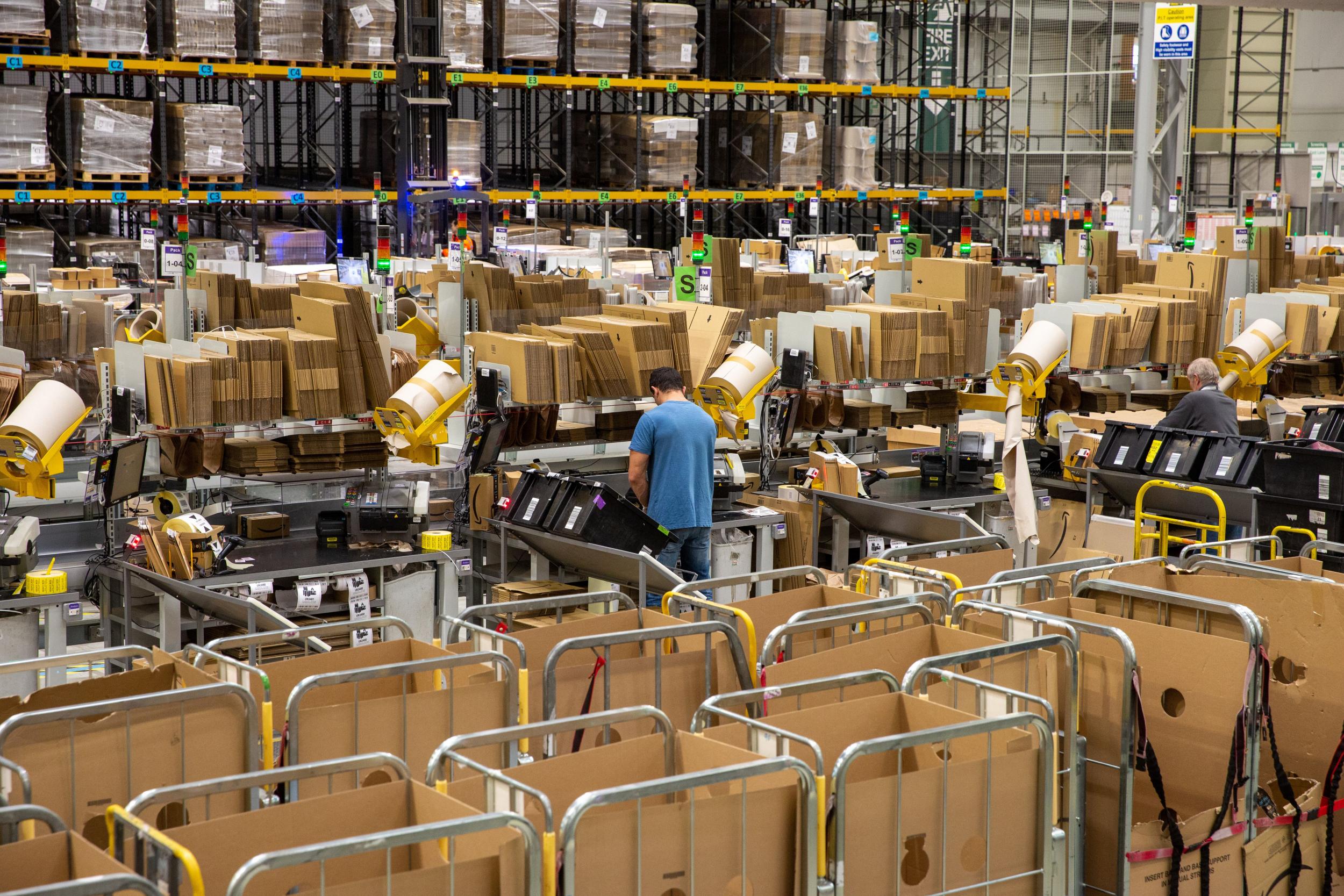 Trabajadores en el centro logístico de Amazon en Peterborough en 2019